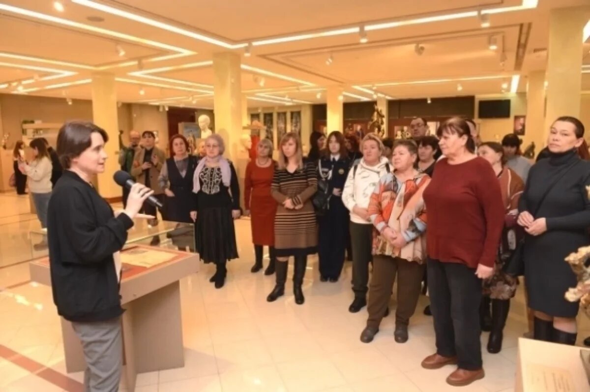    Наталья Гончаренко представляет одну из выставок в Белгородском государственном художественном музее.