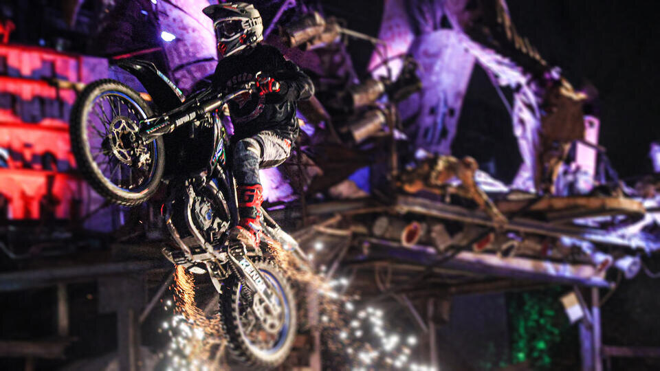     "Ночные волки" показали экстремальную новогоднюю сказку в Москве Валерия Калугина/ТАСС