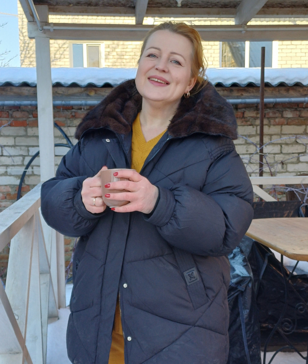 Меня зовут Юля. Всем желаю отличного настроения и весёлых праздников!  С Новым годом и наступающим Рождеством!❤