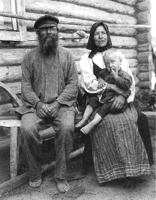 Крестьянская семья в России, начало XX века. Большинство населения жило в деревнях и зависело от урожая.