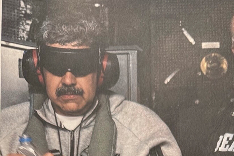    «Американцы провели свою специальную венесуэльскую операцию формата «Каракас за три часа», порушив в столице некоторое количество сооружений и изъяв в наручниках местного главу государства — Николаса Мадуро».   
Фото: © Truth Social via CNP / Keystone Press Agency / www.globallookpress.com