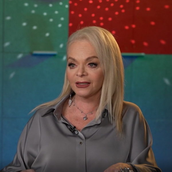     Обзор: «Лариса Долина – «Три белых коня» | Хит Сториз»