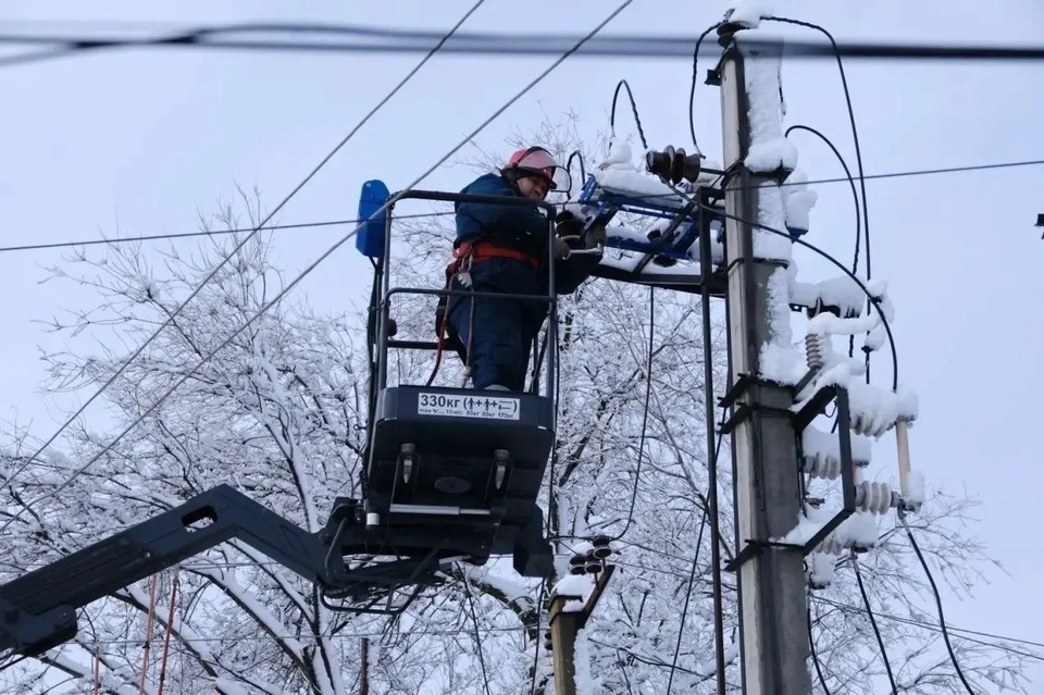    Энергетики восстанавливают электроснабжение. Фото: Россети Юг.
