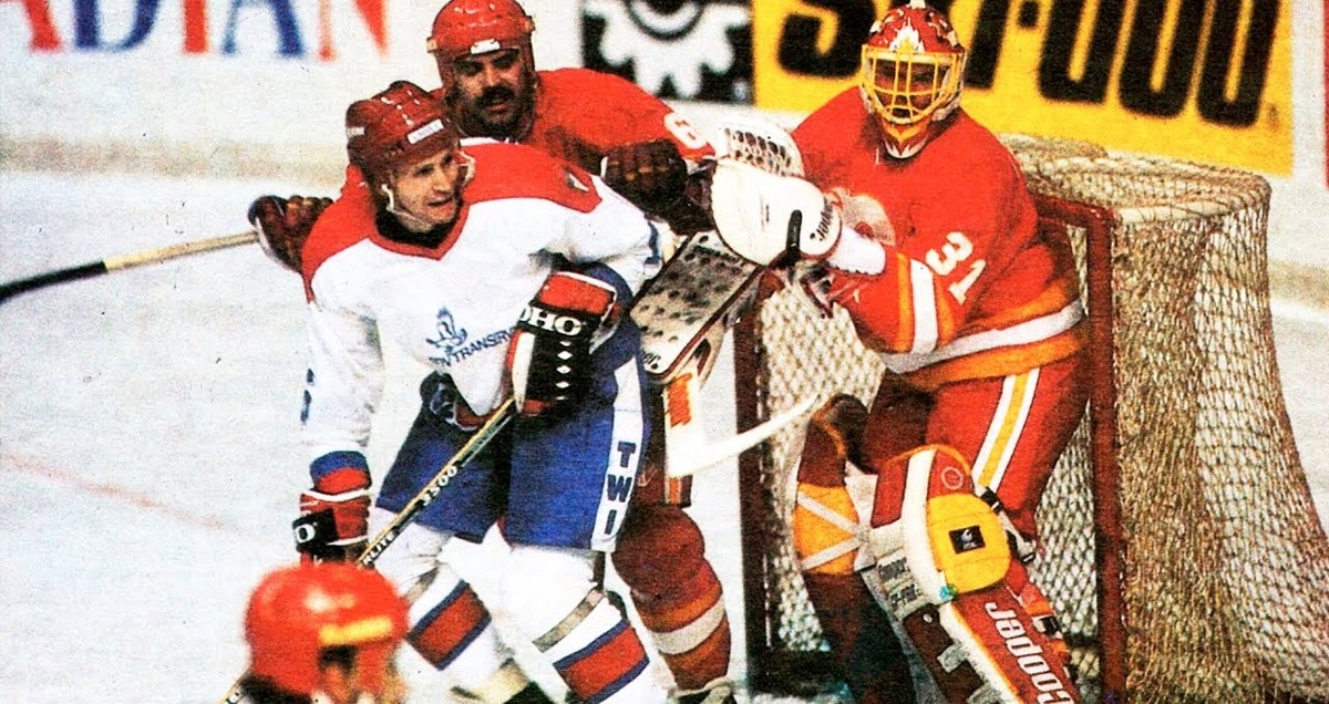 Фото из открытых источников (В.Константинов в матче клубной суперсерии у ворот "Калгари")