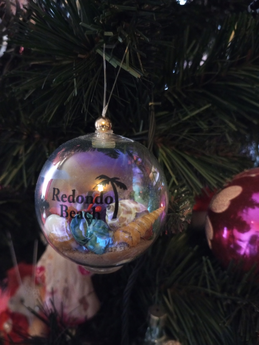 Из коллекции путешествий: новогодняя игрушка с песком с пляжа на берегу Тихого Океана, изображение из открытых источников