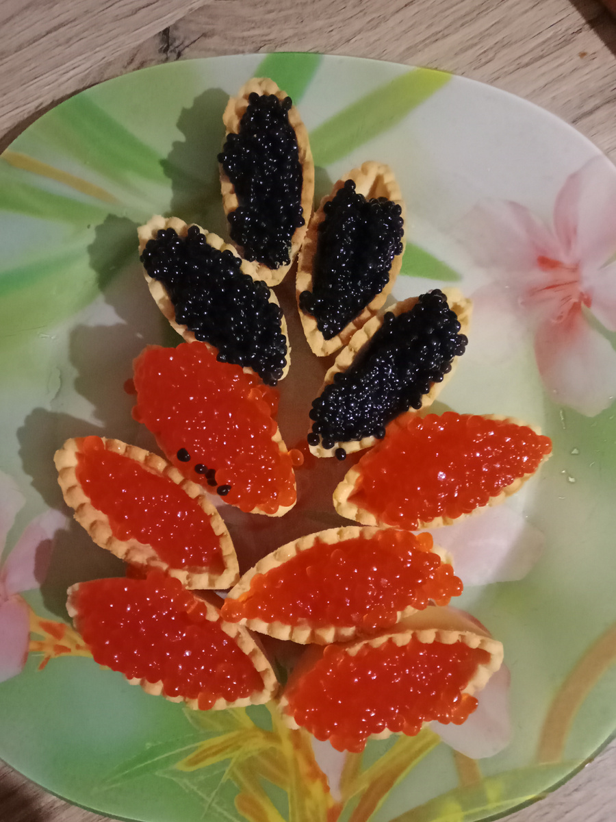 Вчера нашли, что еще не съели с прошлого года😅оказывается мы совсем забыли про икру (кижуча) которую нам свекровь презентовала😅