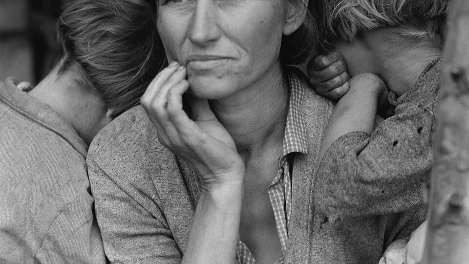 "Временные, но всепроникающие". Чрезвычайные меры XX века: почему их применяли снова и снова