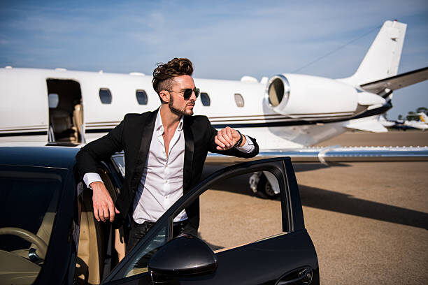 Некий образ богатого человека, хотя в реальной жизни они так не одеваются, разве что в суд :)