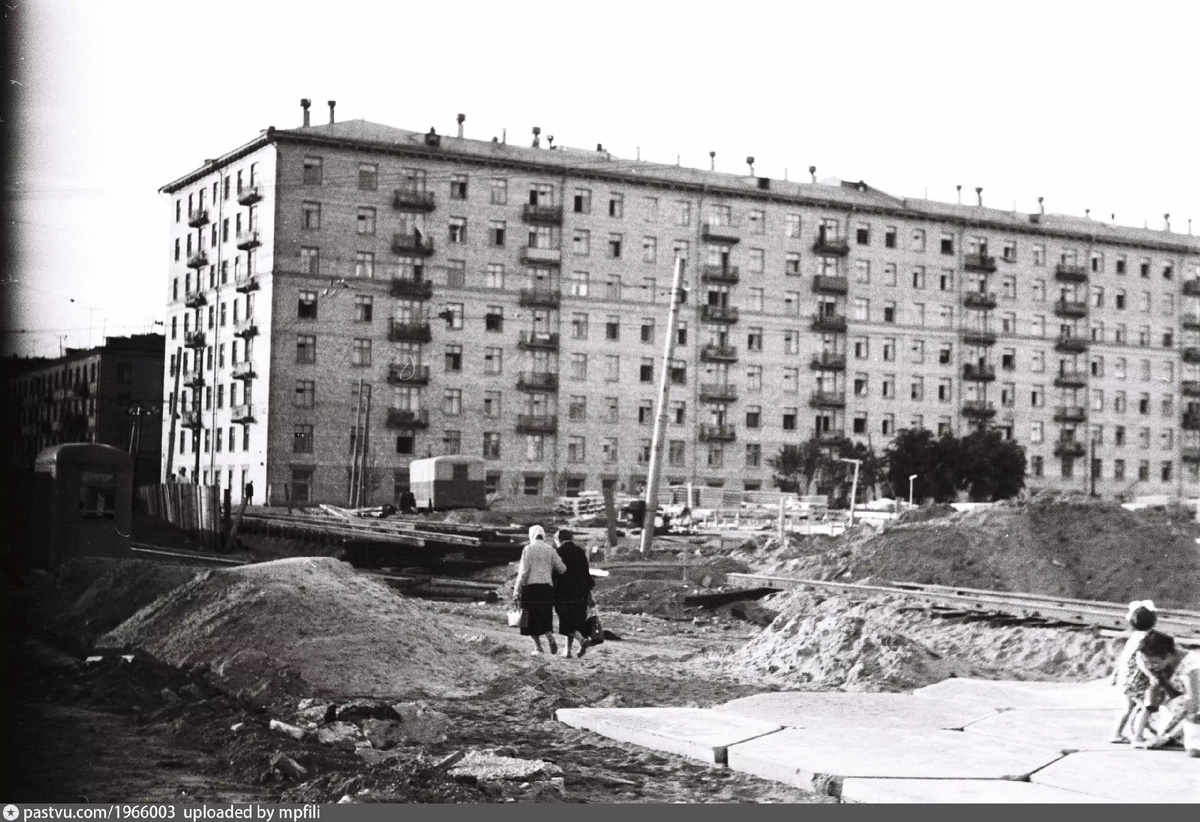 Строительство станции "Багратионовская", 1960-1961. Вид от улицы Барклая в сторону Большой Филёвской. Автор фото: А. Мальцев. С сайта www.pastvu.com.