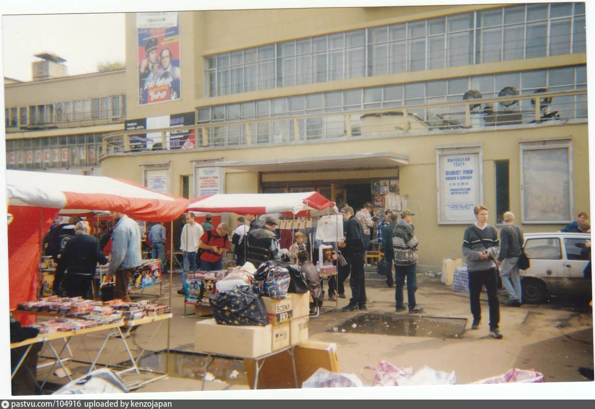 Торговля около ДК Горбунова, 1997-1999. Автор фото: А. Дольский. С сайта www.pastvu.com.