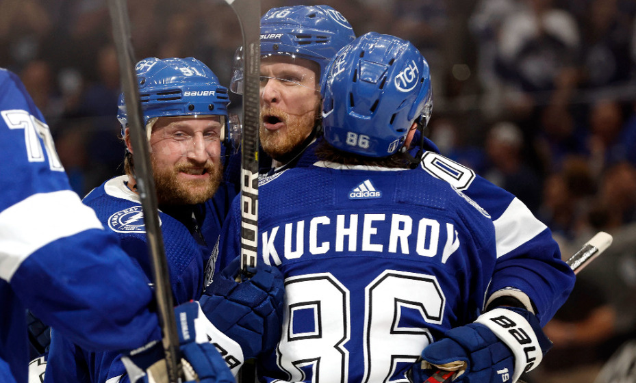    Гол Кучерова помог «Тампе» обыграть «Бостон» в матче НХЛ. Фото: Reuters