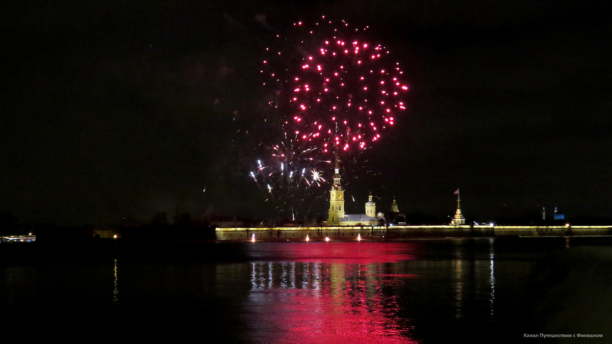Новогодний салют в Санкт-Петербурге.