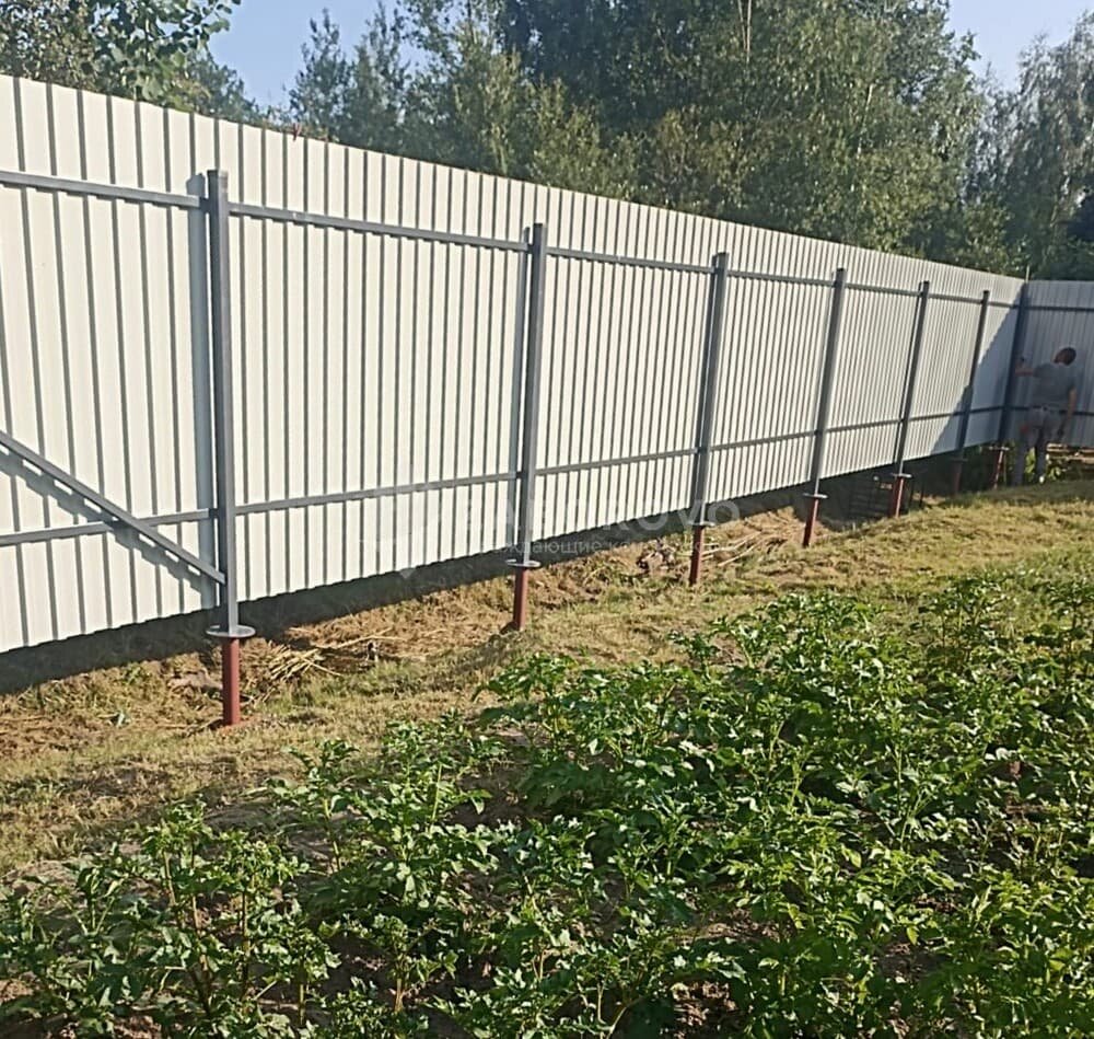 Забор-Фактор, забор из профнастила на столбах весной