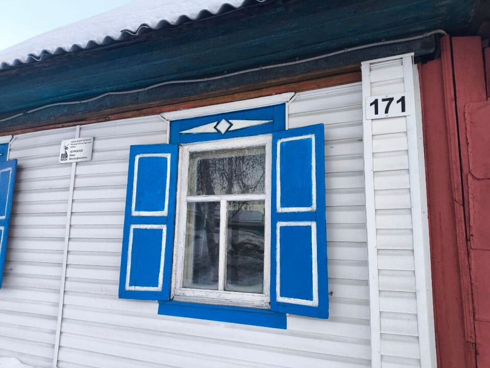    Очистка дома ветерана от снега в Барнауле. Источник: "Инцидент Барнаул"