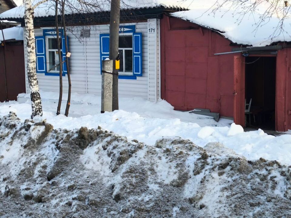    Очистка дома ветерана от снега в Барнауле. Источник: "Инцидент Барнаул"