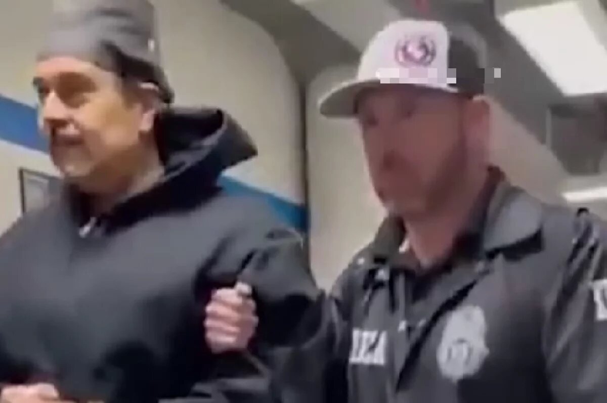    Мадуро смеялся и поздравлял всех с Новым годом, когда его вели в наручниках