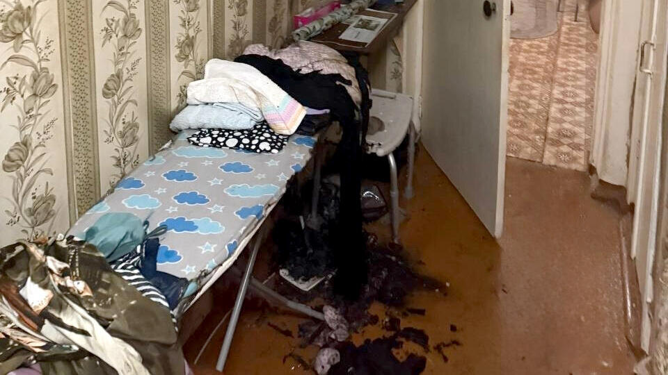     Пожар вспыхнул в квартире из-за залетевшего с улицы фейерверка в Дзержинске vk.com/ГУ МЧС России по Нижегородской области