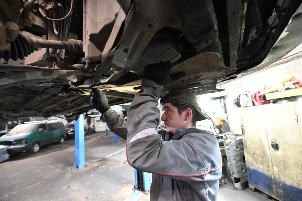    Владельцы легковых автомобилей возрастом от четырёх до десяти лет обязаны проходить техосмотр раз в два года. Владимир ВЕЛЕНГУРИН