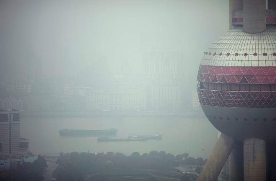 Шанхай поглощён смогом. Сейчас китайцы и без Чи Ю прекрасно создают "смертоносный туман"