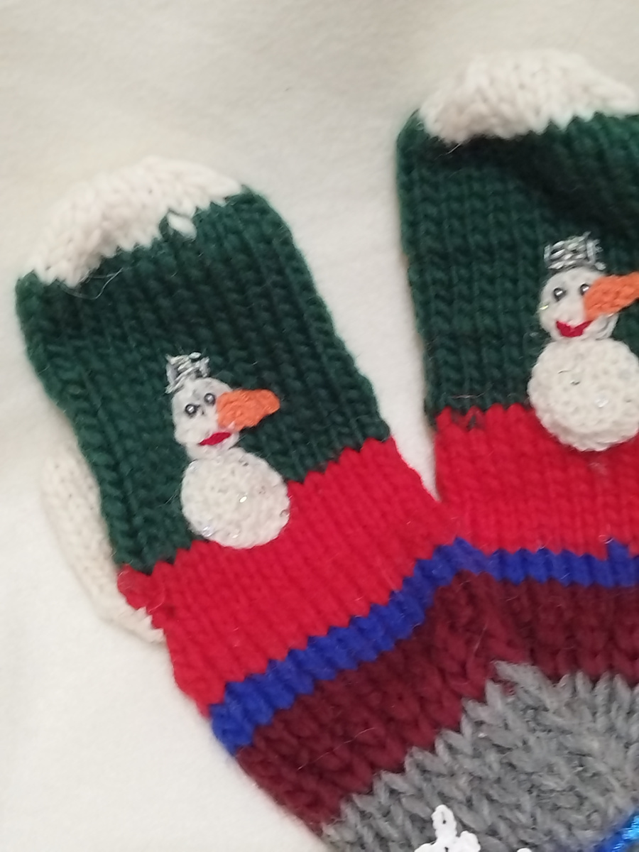 Варежки «Снежное очарование»: Новогодний подарок с теплом души

С наступлением зимних холодов, когда за окном кружит пушистый снег, так хочется уюта и тепла. И что может быть прекраснее, чем пара вязаных варежек, хранящих тепло рук и согревающих сердце? Представляем вашему вниманию варежки "Снежное очарование" – идеальный новогодний подарок для каждой женщины, ценящей комфорт и оригинальность.

Волшебство ручной работы:

Каждая варежка, словно маленькое произведение искусства, создана с любовью и заботой. Мягкая, приятная на ощупь пряжа нежно обволакивает руки, даря ощущение комфорта и защищая от мороза. Оригинальный дизайн с вышитым снеговиком добавляет варежкам неповторимый шарм и новогоднее настроение. Тонкая работа вышивки подчеркивает внимание к деталям и делает этот аксессуар особенным.

Универсальность и стиль:

Варежки "Снежное очарование" – это не только практичный, но и стильный аксессуар. Они прекрасно сочетаются с любой зимней одеждой, будь то пуховик, пальто или шуба. Благодаря классической форме и нейтральной цветовой гамме, варежки подойдут женщине любого возраста и стиля.

Создайте новогоднее настроение:

Подарите вашим близким тепло и заботу в эти волшебные новогодние дни. Варежки "Снежное очарование" – это символ уюта, тепла и праздничного настроения. Пусть этот маленький подарок согревает руки и сердце ваших любимых в самые хдобные
