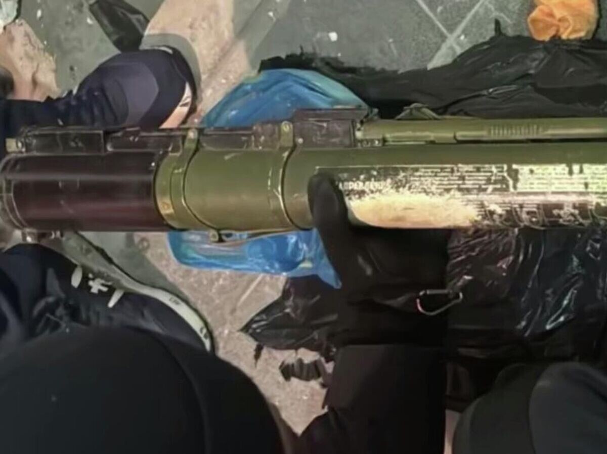    Гранатомет, найденный при обыске у одного из лиц, причастных к совершению в 2003 году убийства и покушения на убийство. Кадр видео | © ГСУ СКР по городу Санкт-Петербургу