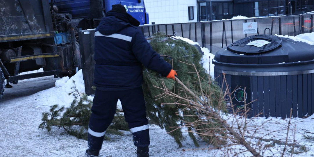 17 спецмашин отправили на вывоз крупного мусора в Челябинске