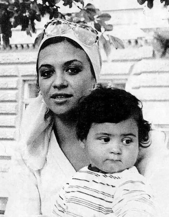 Стас Костюшкин в детстве с мамой.