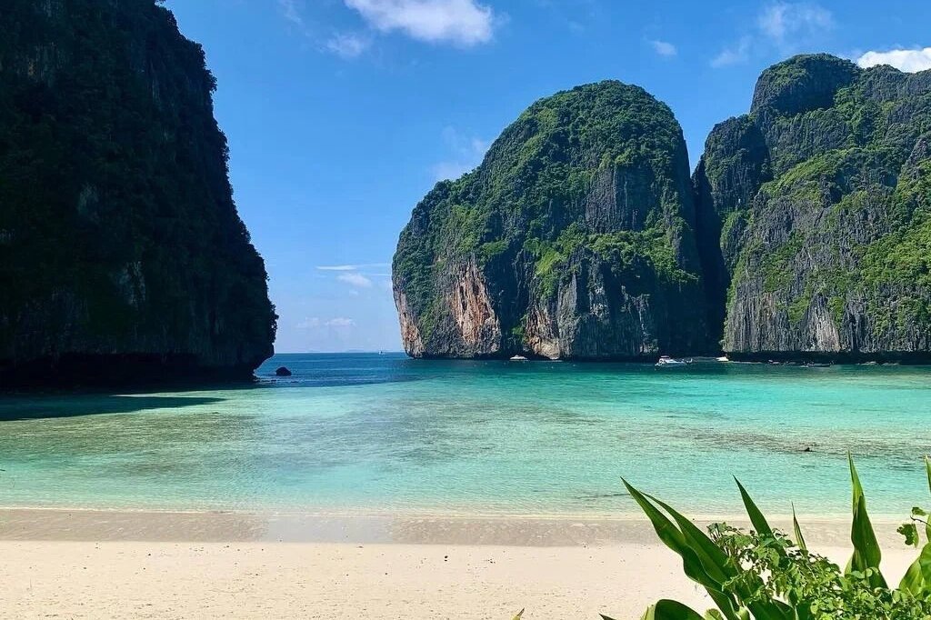 Любопытный факт: знаменитую сцену из фильма «Пляж» с водопадом и «прыжком веры» снимали вовсе не на Пхи-Пхи, а в национальном парке Кхао Яй, примерно в 140 километрах от Бангкока. Фото: Елена Чернышова

<
1/3