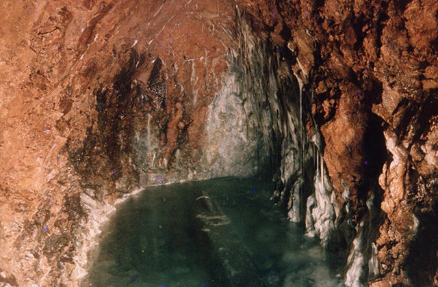 Из этого подземного источника целебная вода поступает прямо в бани. 