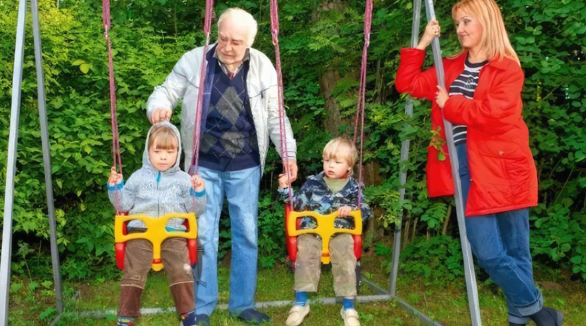 Вячеслав Тихонов с дочерью Анной и внуками