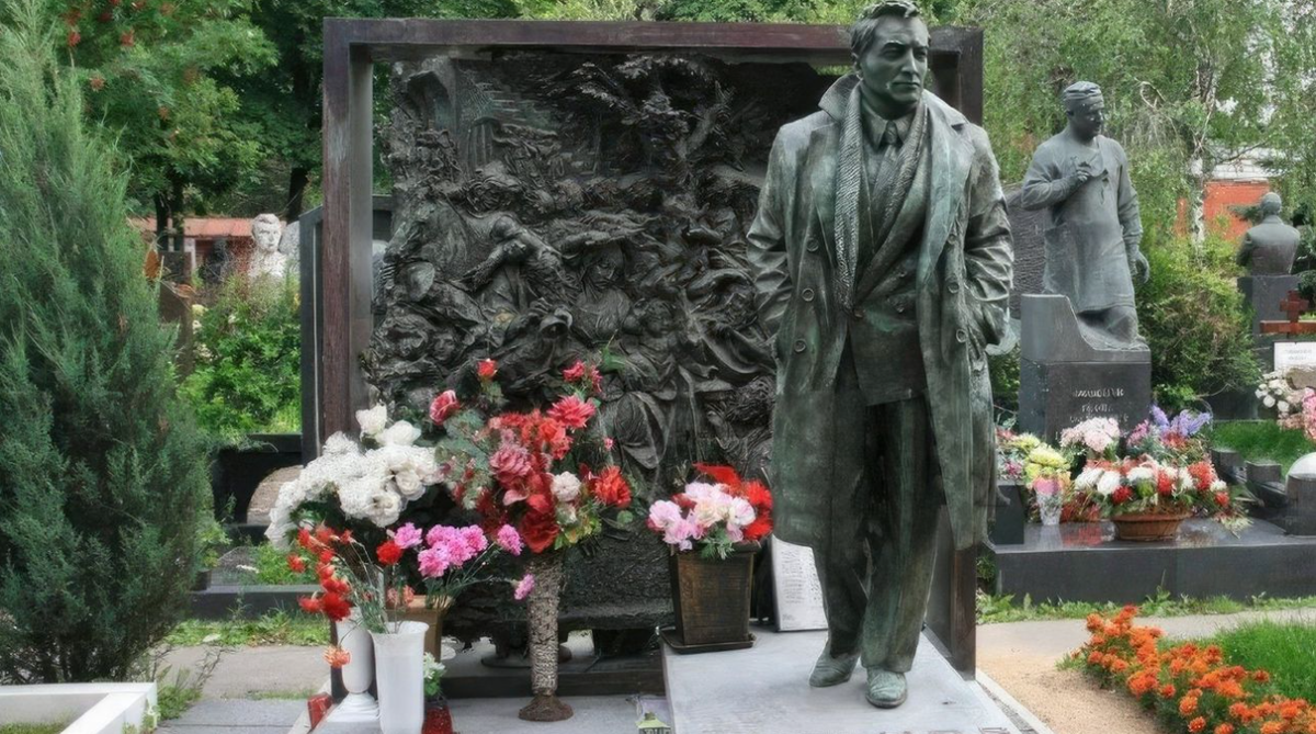 Могила Вячеслава Тихонова