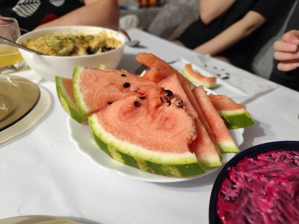    Оренбуржцы удивили своих гостей и друзей свежим соль-илецким арбузом на новогоднем столе. Автор фото: Наталья Русинова