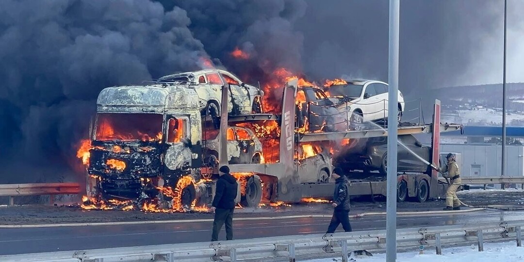 Автовоз с машинами горит под Красноярском