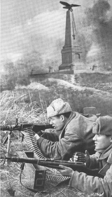 Фотографий с памятниками на Бородинском поле немало, но не указано точно, когда они сделаны и солдаты каких частей изображены. Ну а то, что фото постановочные — сомнений нет. Кстати, интересно определить, в каком месте и каком направлении бойцы ведут огонь