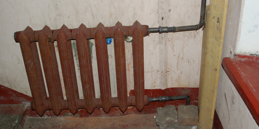 Пледы и газ вместо батарей: как выживают в холодных квартирах