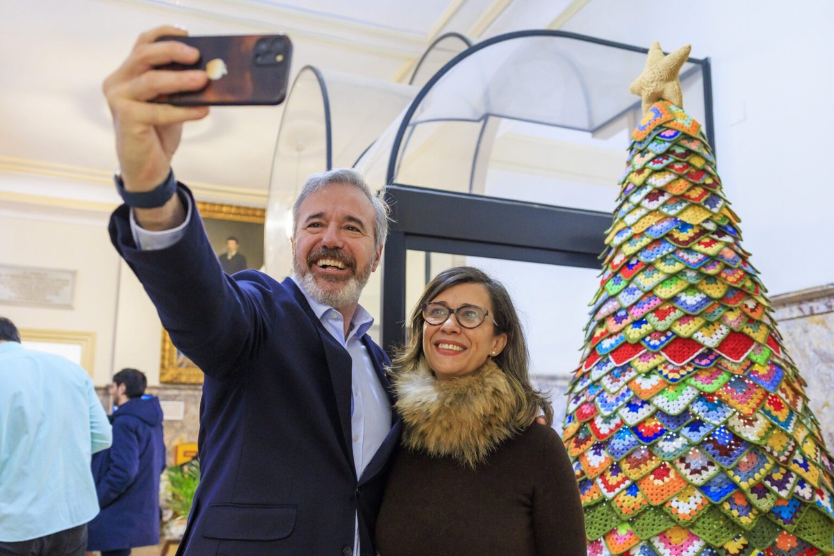    FOTODELDÍA - ZARAGOZA, 30/12/2025.- El presidente de Aragón, Jorge Azcón, y la consejera de Asuntos Sociales del Ayuntamiento de Zaragoza, Marian Orós, se hacen una foto ante el árbol de Navidad hecho de ganchillo en la Casa de Amparo, tras las declaraciones en las que el presidente ha puesto en duda el interés de Vox en formar parte de un nuevo gobierno en Aragón. EFE/Javier Cebollada