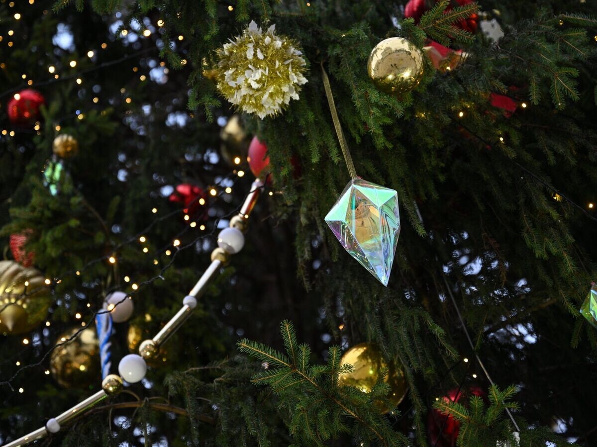    Новогодняя елка на Соборной площади Кремля © РИА Новости . Рамиль Ситдиков