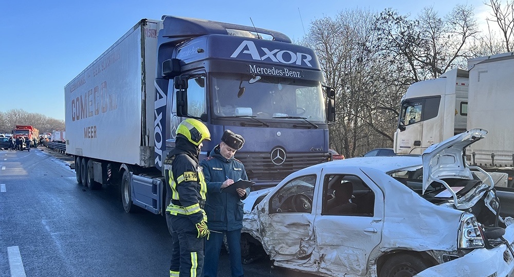 Четыре человека погибли, еще двое пострадали. Фура протаранила пять автомобилей на трассе под Ростовом