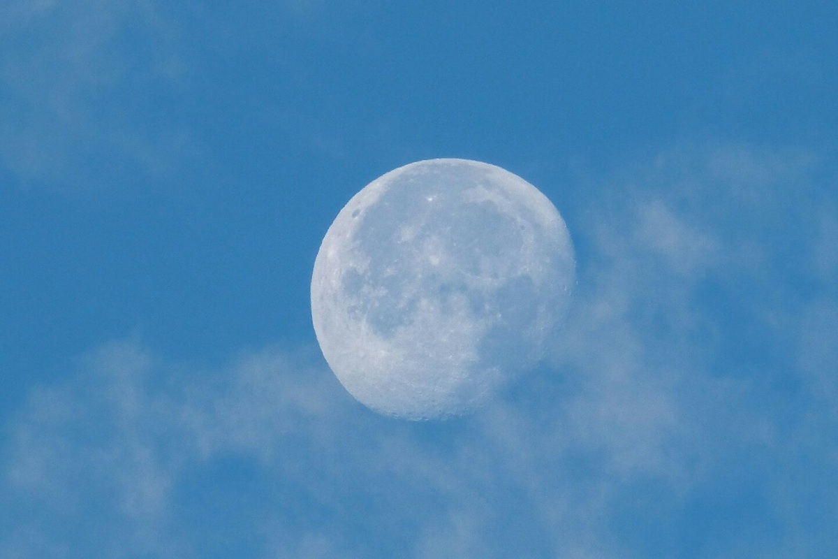     «Волчья Луна» и Квадрантиды: этой ночью россияне увидели первое полнолуние и звездопад года