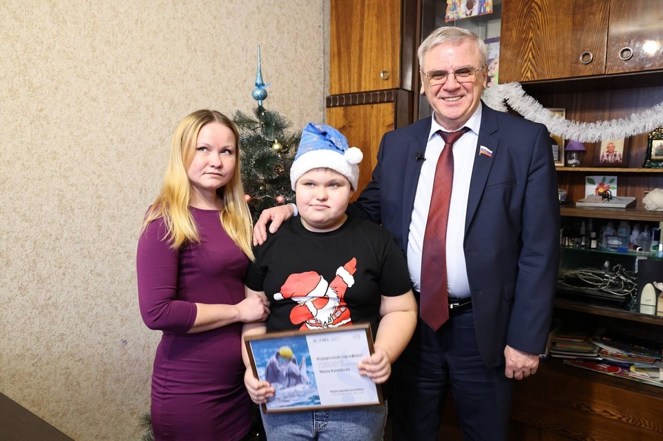    Евгений Люлин подарил мальчику из Дзержинска встречу с дельфинами. Фото: Пресс-служба Законодательного Собрания Нижегородской области