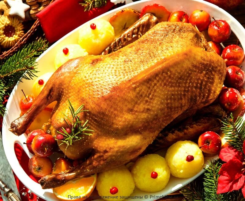 Гусь Рождественский с яблоками, курагой и брусникой