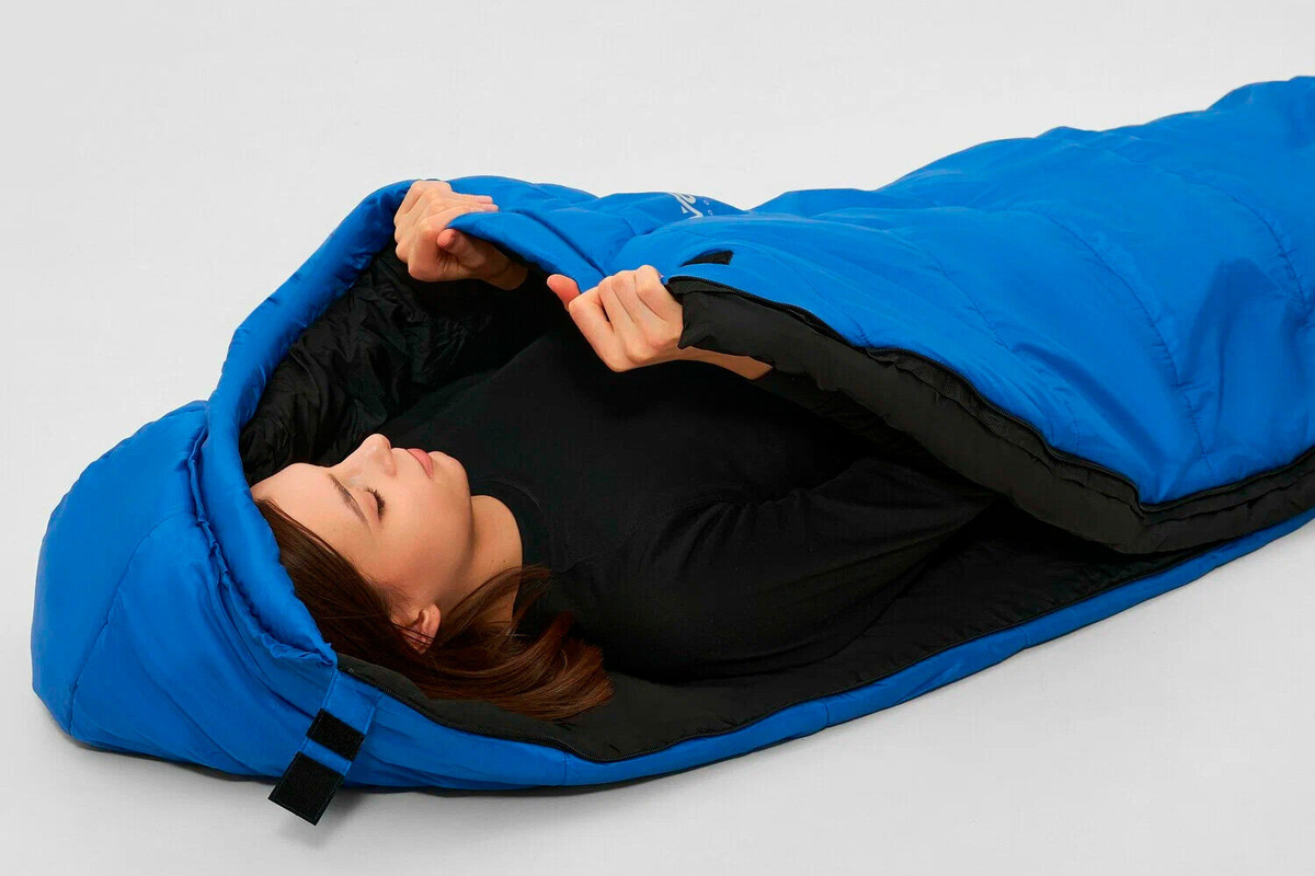 В спальнике нет свободного пространства. Именно это максимально долго задерживает тепло, которое организм выделяет во время сна. Фото: Яндекс Маркет