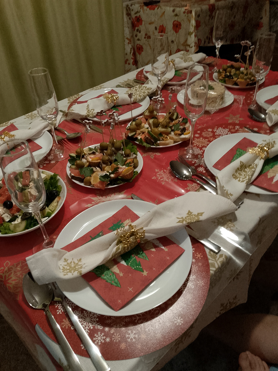 Вот так дочка сервировала стол.