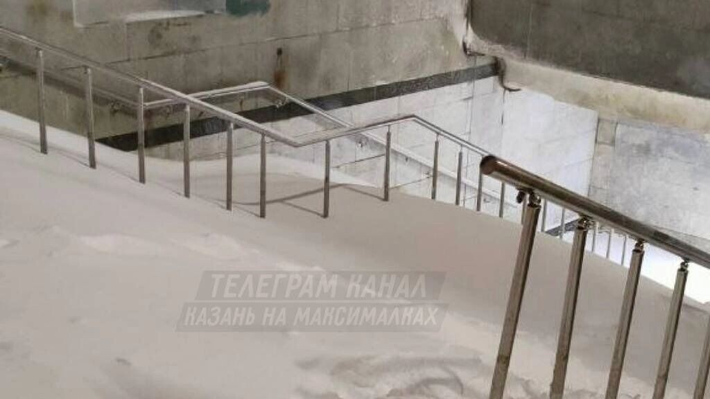    Жители с трудом пробираются через высокие сугробы   Telegram-канал «Казань на максималках»