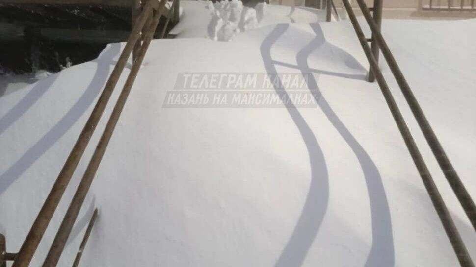    Жители с трудом пробираются через высокие сугробы   Telegram-канал «Казань на максималках»