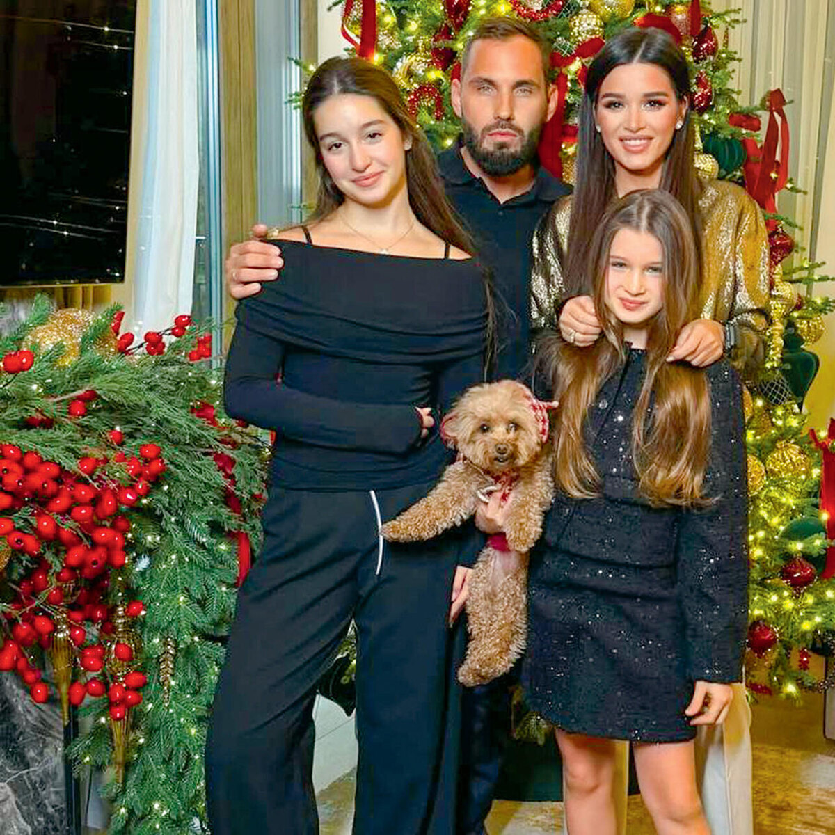    Ксения Бородина с мужем Николаем Сердюковым и дочками Марией и Теоной Соцсети Ксении Бородиной