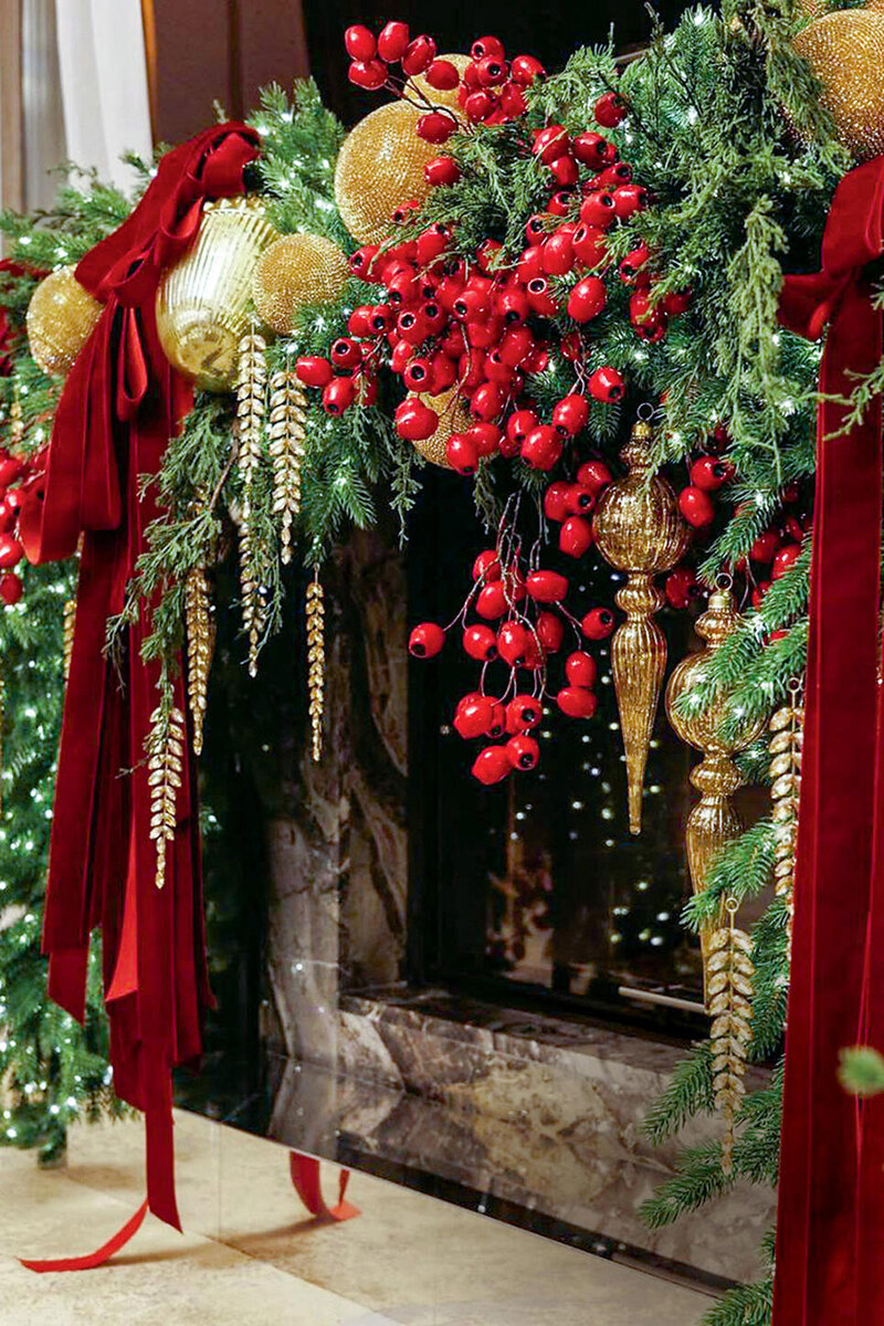    В интерьере появились хвойные и ягодные ветви Соцсети Ксении Бородиной