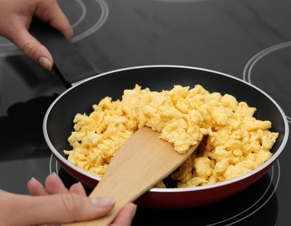 Вот кулинарный промах, из-за которого яичница-болтунья становится резиновой: лучший способ испортить продукт