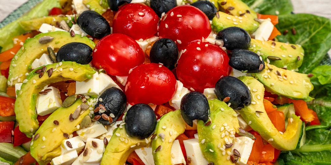 Греческий салат в новом стиле. Такой яркий, сочный и очень вкусный!