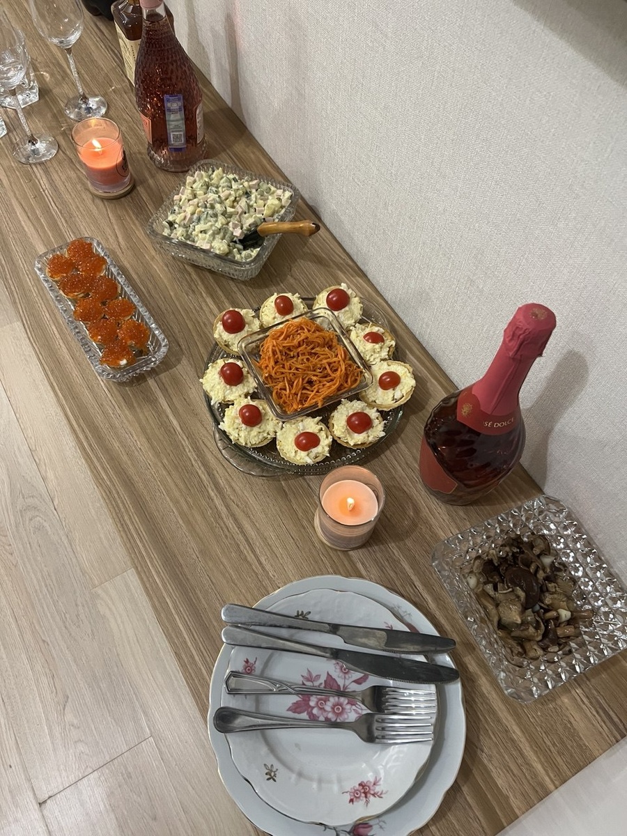 Мой новогодний стол 2025/26. 31 декабря 2025. Фото лз личного архива автора. 